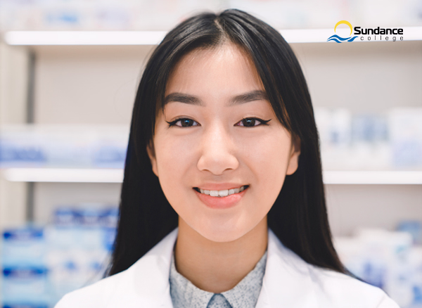 A woman works in a pharmacy after choosing the right pharmacy assistant program.